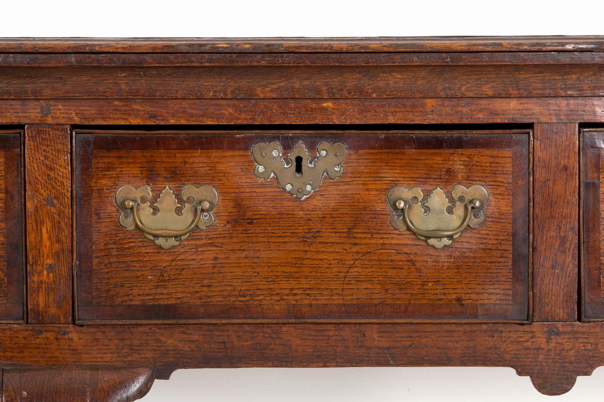 Servante in Legno di Rovere con Quattro Cassetti. Inghilterra o Scozia. Inizi X...