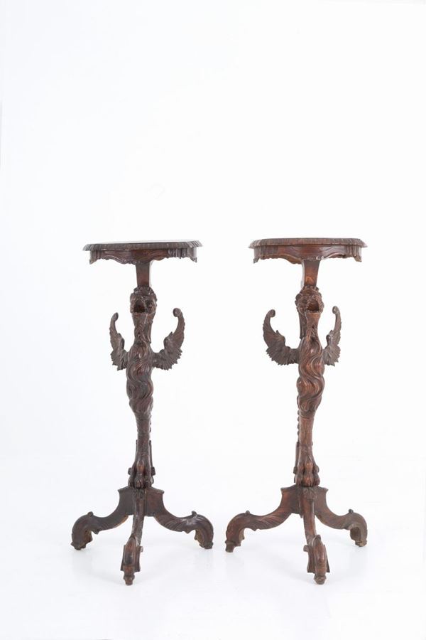 Coppia di gueridon a forma di drago in legno. Venezia. Fine XIX secolo....