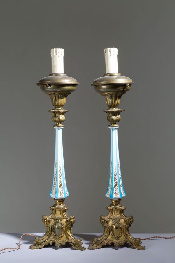 Coppia di candelieri montati a lampada in bronzo e porcellana. XIX secolo.
Mis...