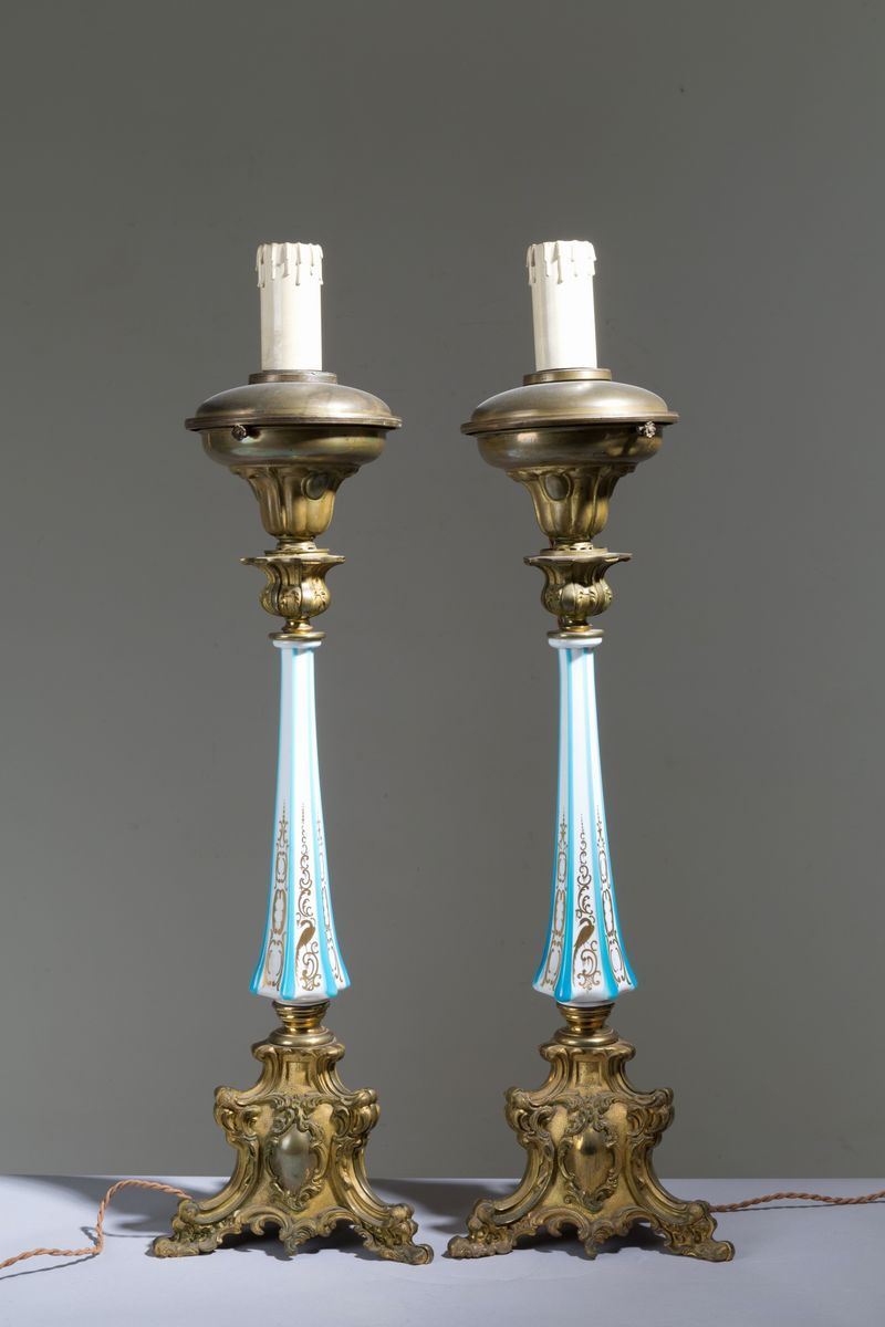 Coppia di Candelieri Montati a Lampada in Bronzo e Porcellana. XIX Secolo. Mis...