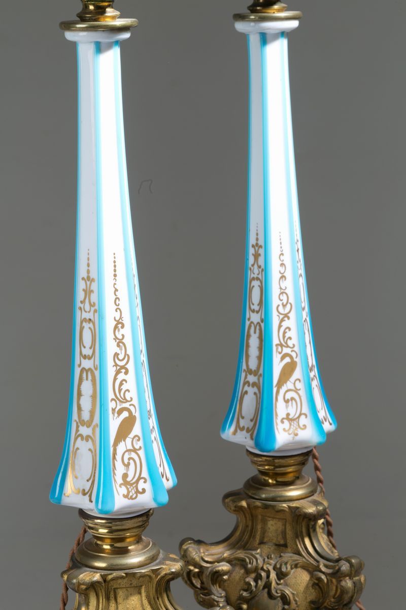 Coppia di Candelieri Montati a Lampada in Bronzo e Porcellana. XIX Secolo. Mis...