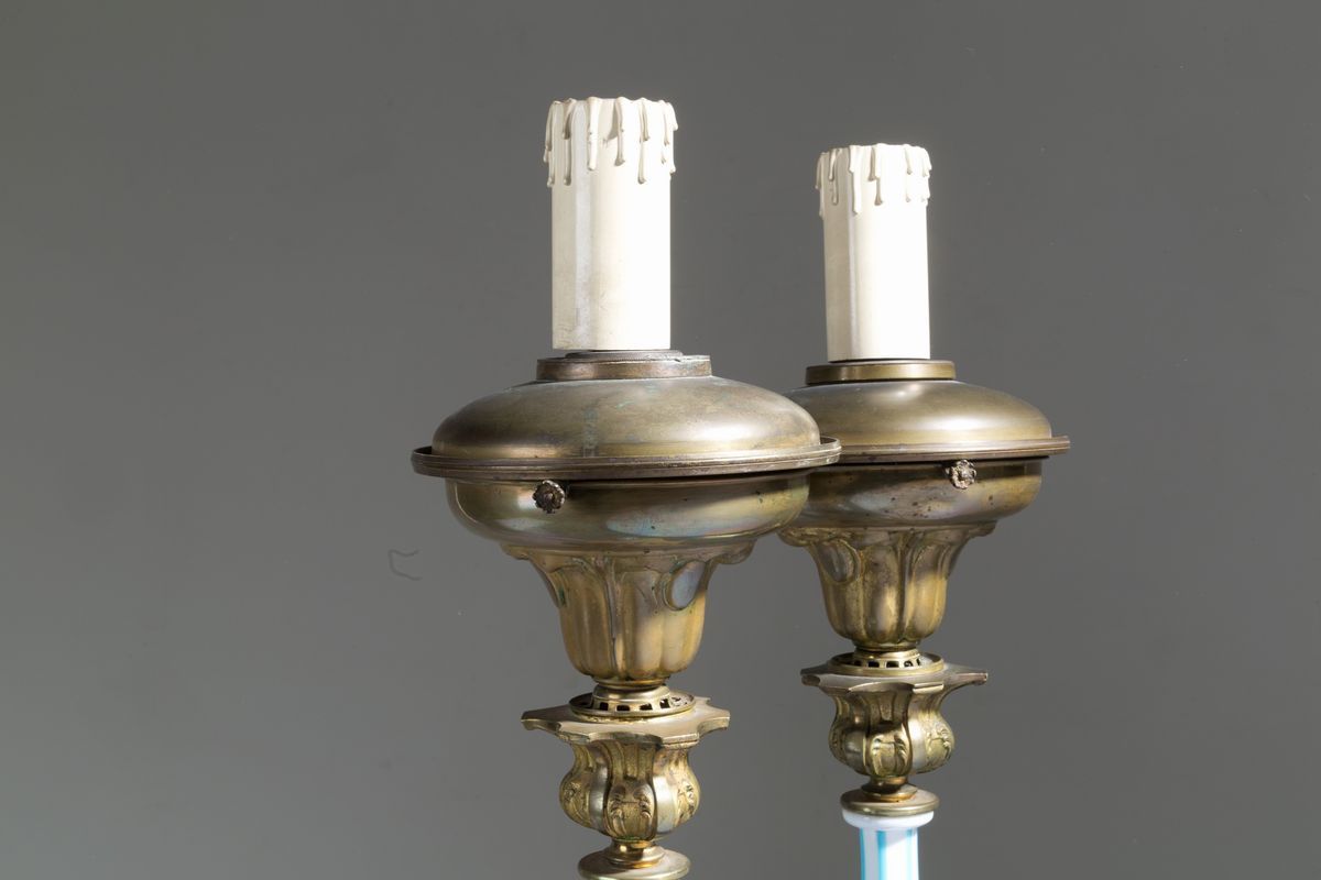 Coppia di Candelieri Montati a Lampada in Bronzo e Porcellana. XIX Secolo. Mis...