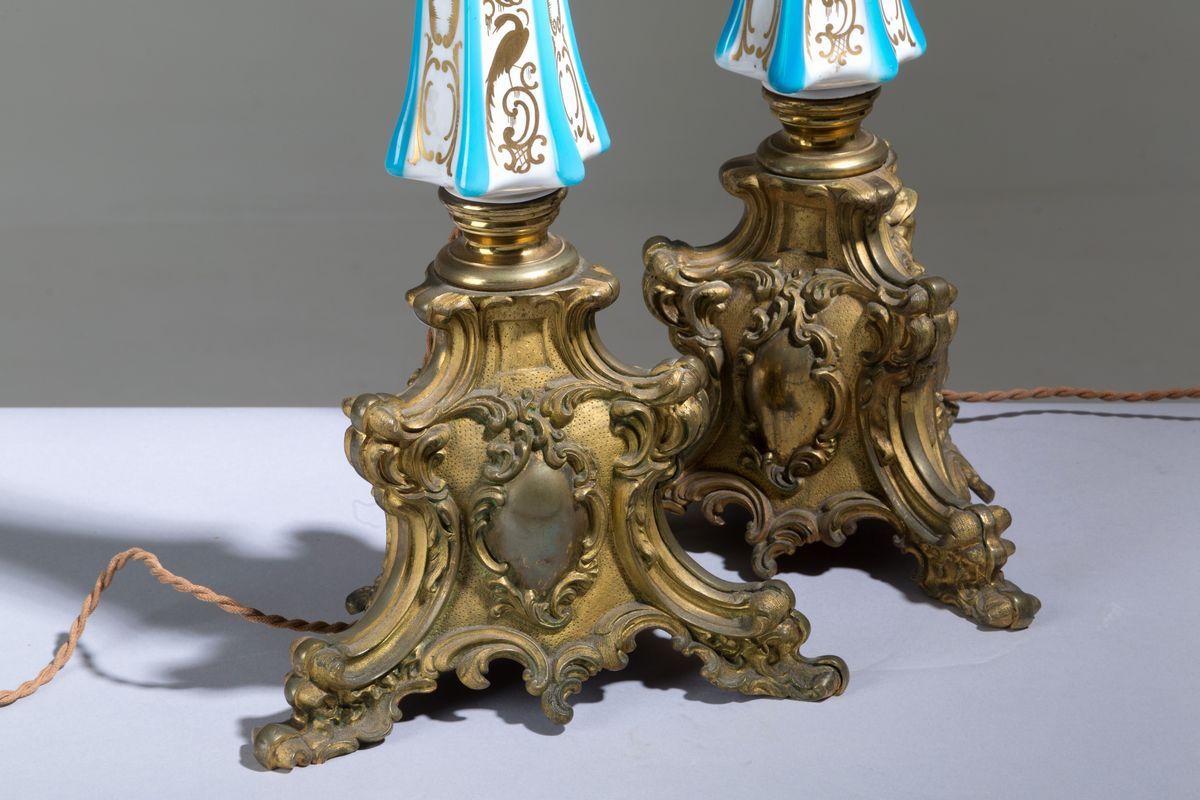 Coppia di Candelieri Montati a Lampada in Bronzo e Porcellana. XIX Secolo. Mis...