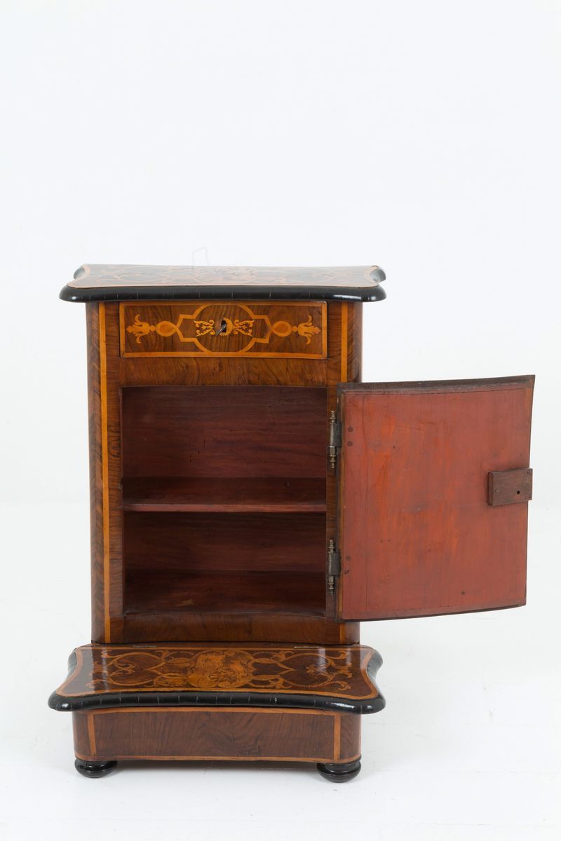 Luigi Prinotto (bottega Di) (cissone, 1685 - Torino, 1780). Importante Inginocchiatoio Lastronato