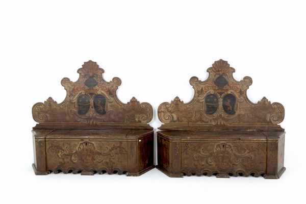 Coppia di panche in legno laccato dipinto con motivi roccailes,  stemmi araldic...