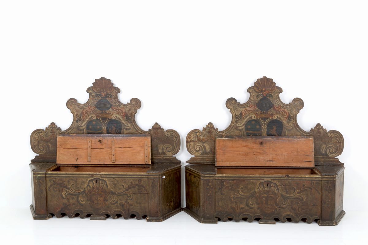 Coppia di Panche in Legno Laccato Dipinto con Motivi Roccailes, Stemmi Araldic...