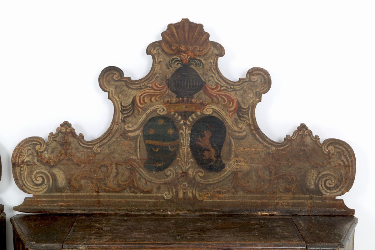 Coppia di Panche in Legno Laccato Dipinto con Motivi Roccailes, Stemmi Araldic...