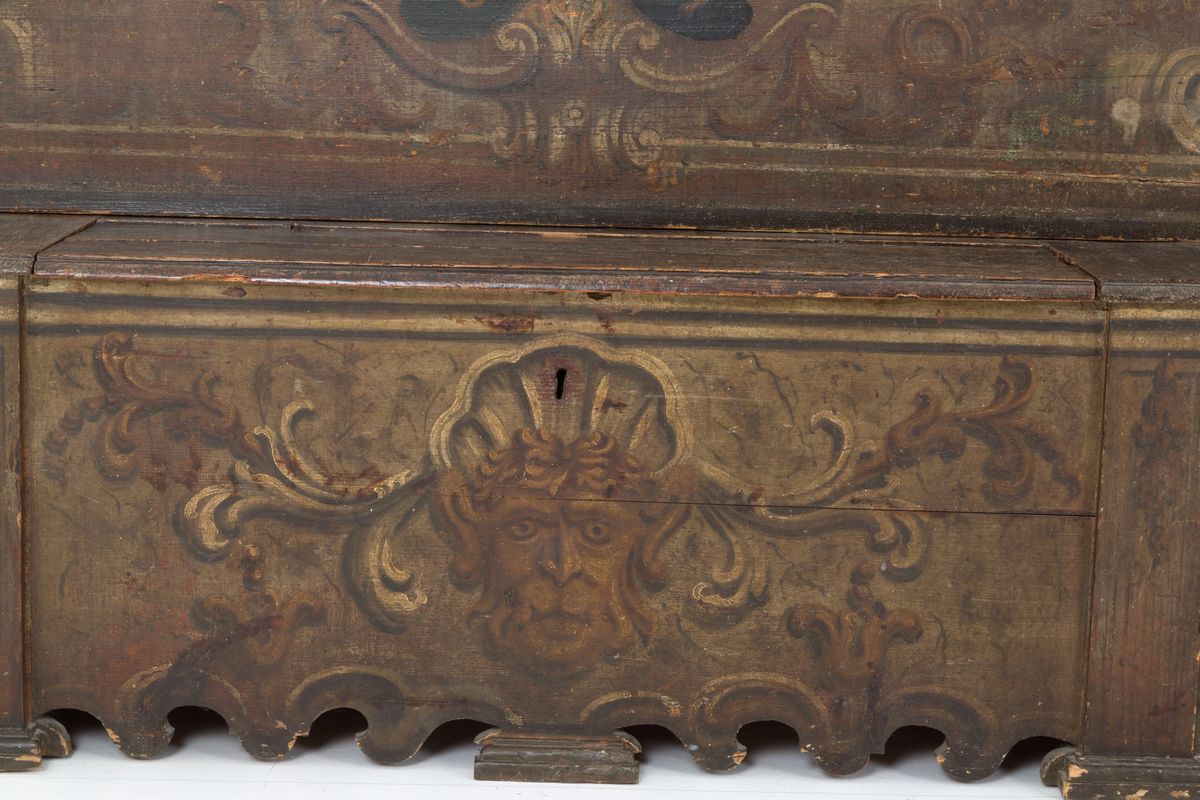 Coppia di Panche in Legno Laccato Dipinto con Motivi Roccailes, Stemmi Araldic...