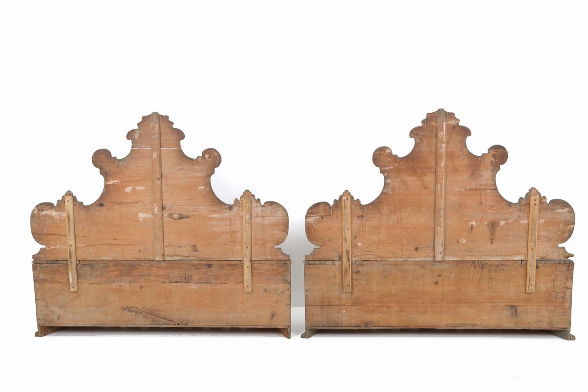 Coppia di Panche in Legno Laccato Dipinto con Motivi Roccailes, Stemmi Araldic...