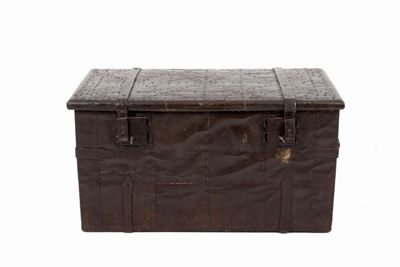 Baule in Legno Rivestito Completamente in Ferro Battuto e Chiodato. XVII Secolo...