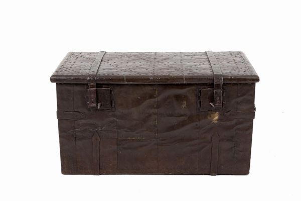 Baule in legno rivestito completamente in ferro battuto e chiodato. XVII secolo...