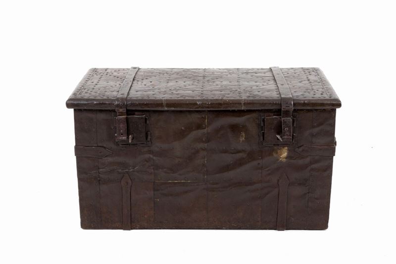 Baule in Legno Rivestito Completamente in Ferro Battuto e Chiodato. XVII Secolo...