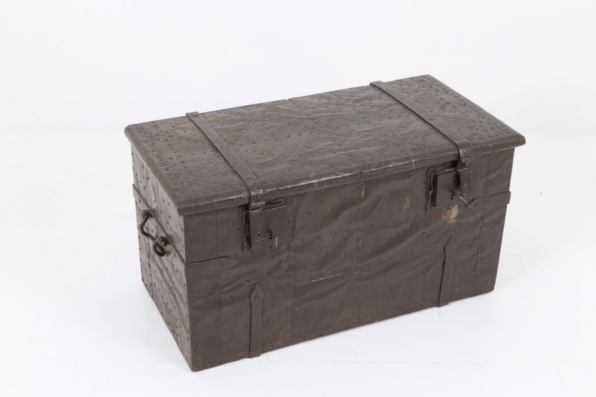 Baule in Legno Rivestito Completamente in Ferro Battuto e Chiodato. XVII Secolo...