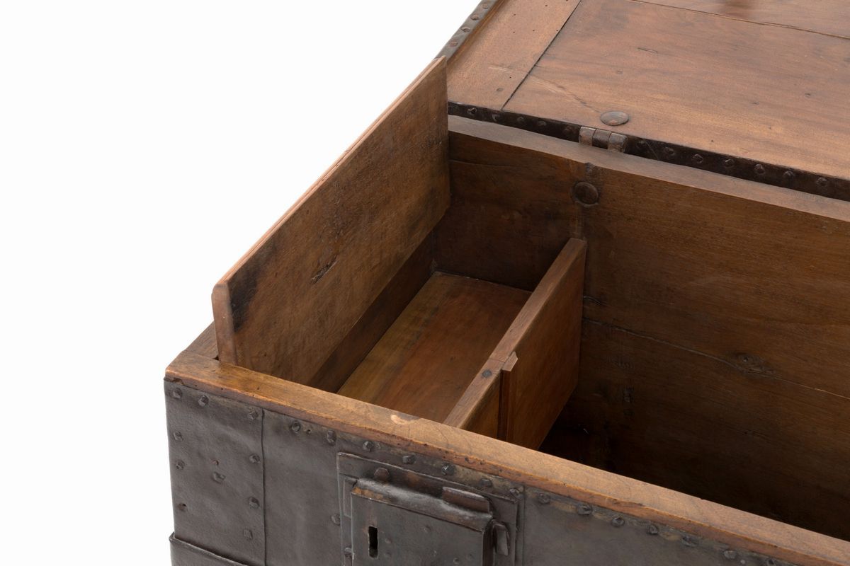 Baule in Legno Rivestito Completamente in Ferro Battuto e Chiodato. XVII Secolo...