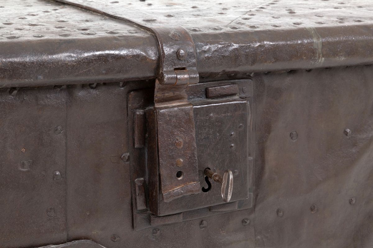 Baule in Legno Rivestito Completamente in Ferro Battuto e Chiodato. XVII Secolo...