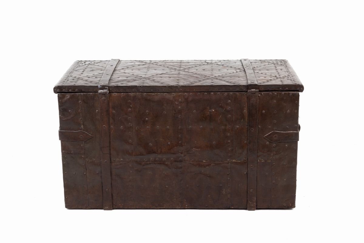 Baule in Legno Rivestito Completamente in Ferro Battuto e Chiodato. XVII Secolo...