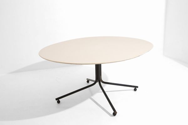 Tavolo in legno laccato bianco con gambe in metallo verniciato. Produzione GAVI...