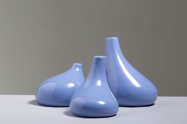 ANGELO MANGIAROTTI - ANGELO MANGIAROTTI (Milano, 1921 - Milano, 2012) per DANESE MILANO. Tre vasetti in ceramica azzurra