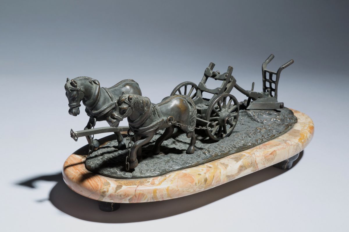 Scultura in Bronzo Raff. ''due Cavalli che Trainano un Aratro''. Base in Marmo....