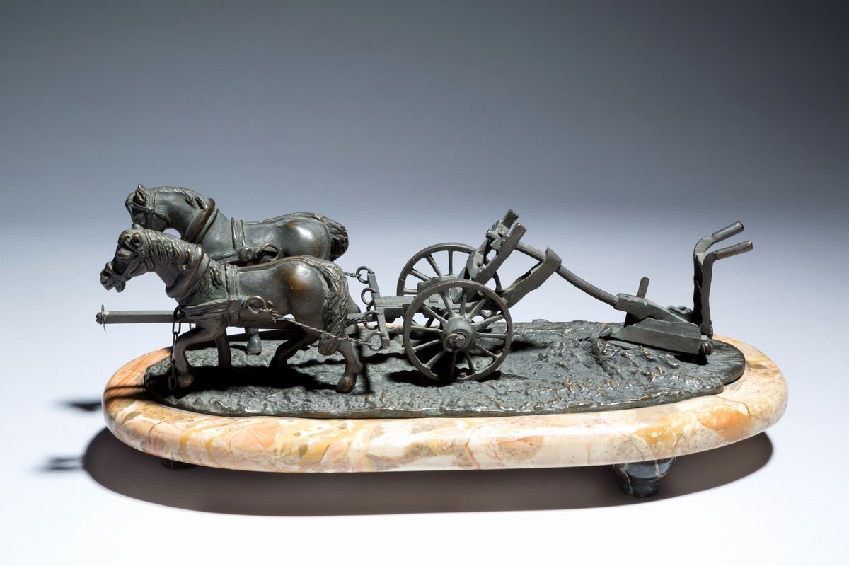Scultura in Bronzo Raff. ''due Cavalli che Trainano un Aratro''. Base in Marmo....