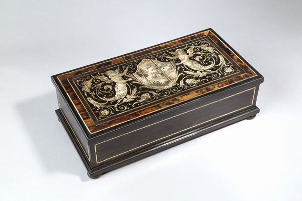 Scatola in legno ebanizzato con intarsi in avorio. XIX secolo. Lievi difetti. ...