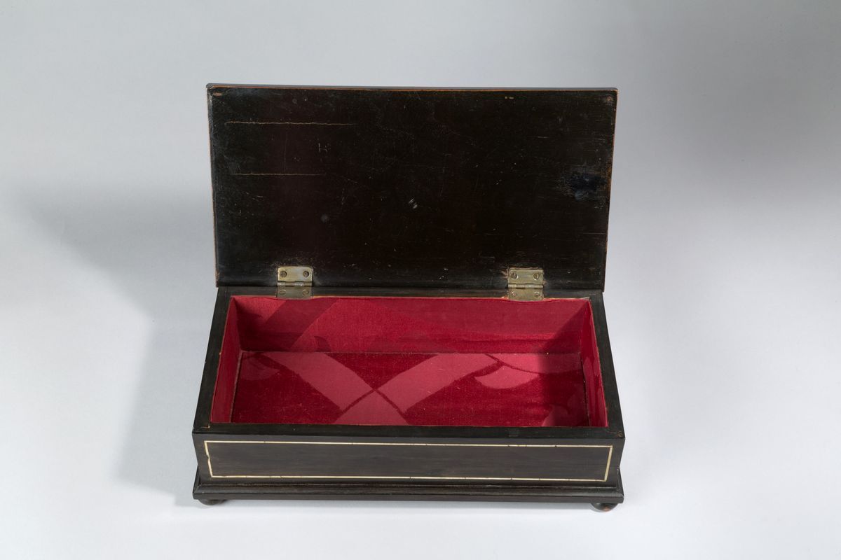 Scatola in Legno Ebanizzato con Intarsi in Avorio. XIX Secolo. Lievi Difetti. ...