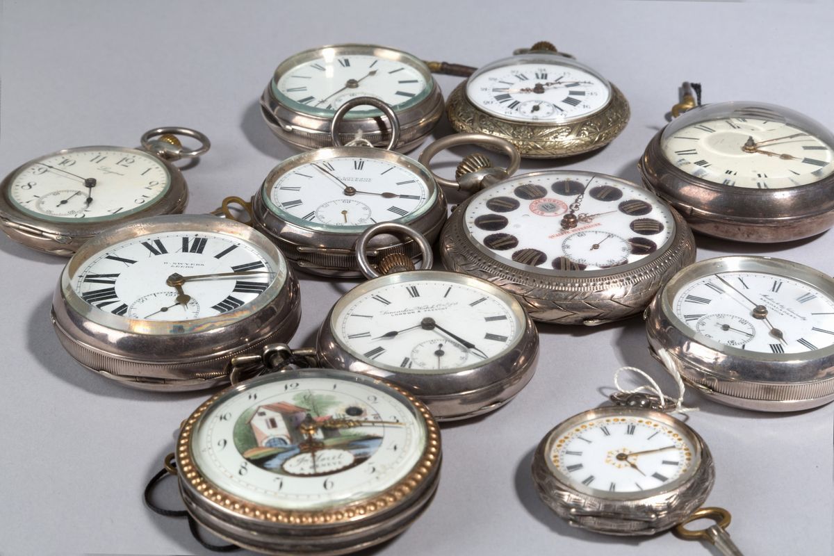 Undici orologi da tasca in argento. XIX secolo. Misure varie. ...
