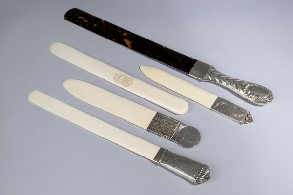 Cinque tagliacarte in argento, avorio e tartaruga. XIX secolo. 
Mis. Lung. max...