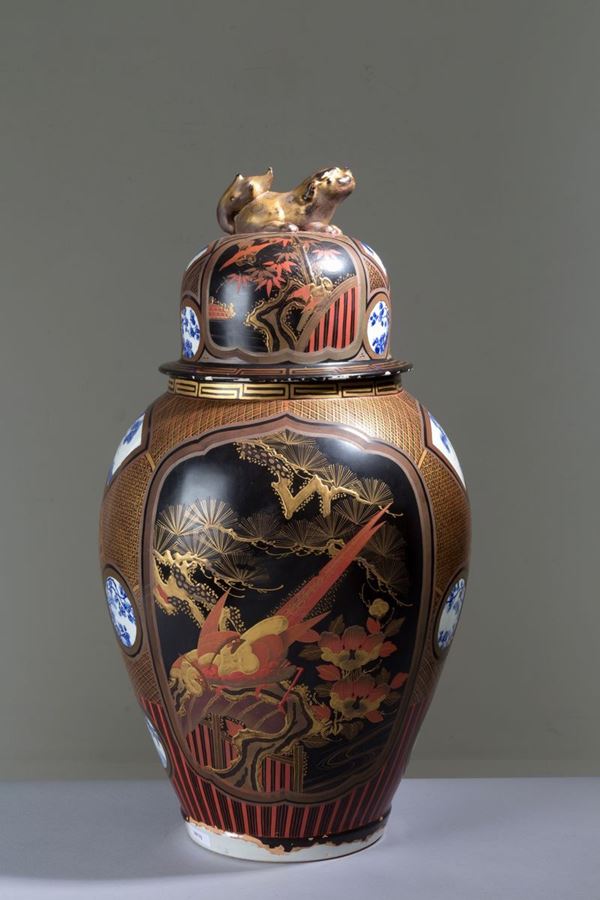 Vaso con coperchio in porcellana dipinta. Giappone. XIX secolo. ...