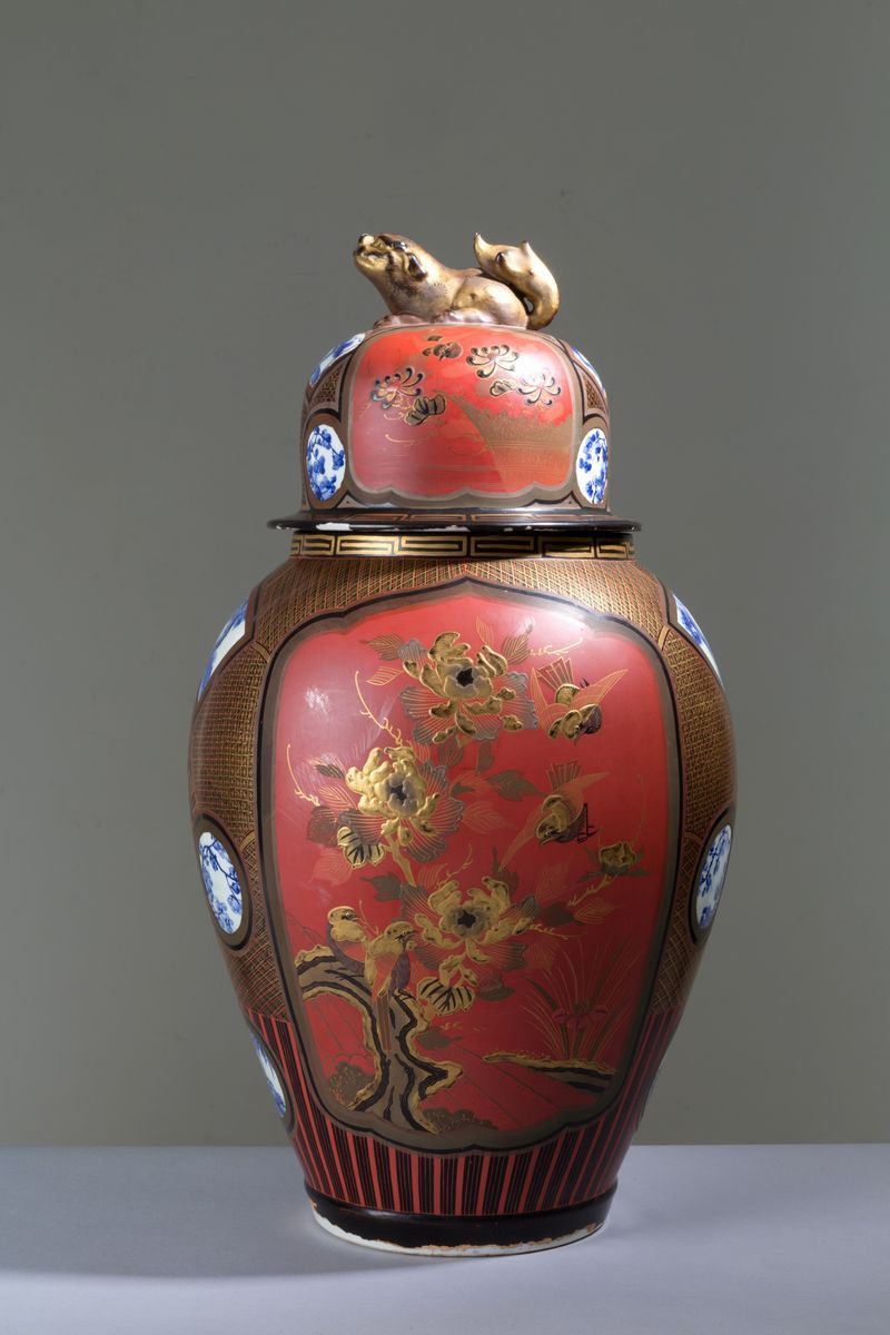 Vaso con Coperchio in Porcellana Dipinta. Giappone. XIX Secolo. ...