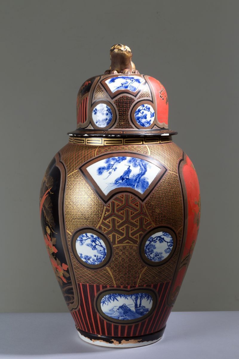 Vaso con Coperchio in Porcellana Dipinta. Giappone. XIX Secolo. ...