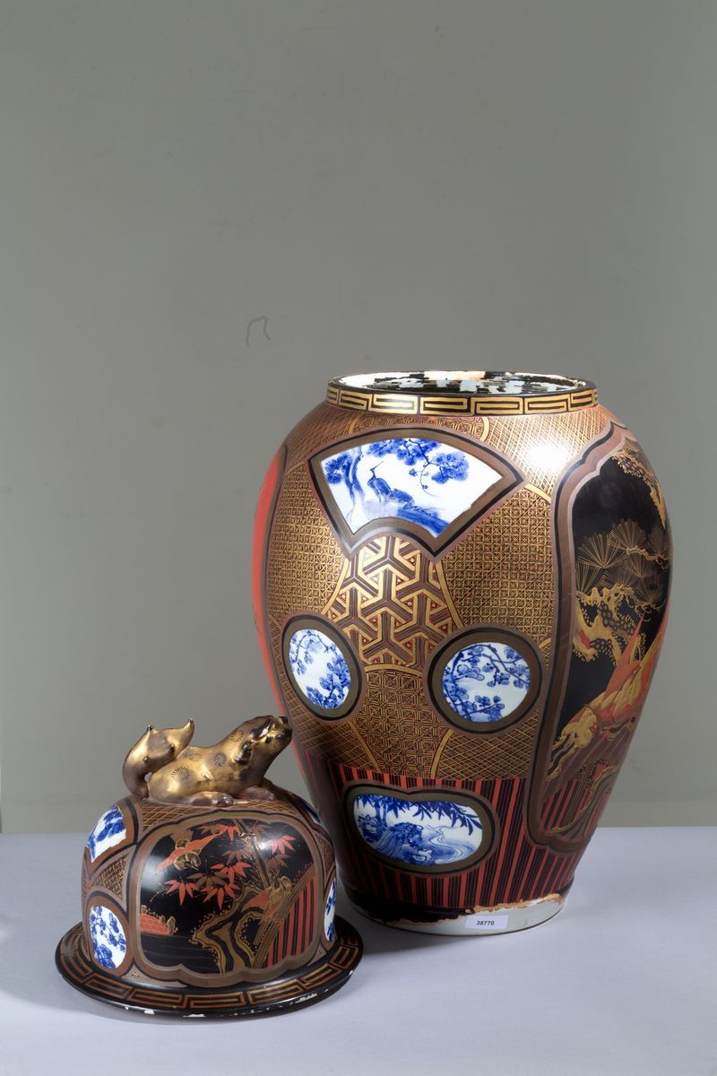 Vaso con Coperchio in Porcellana Dipinta. Giappone. XIX Secolo. ...