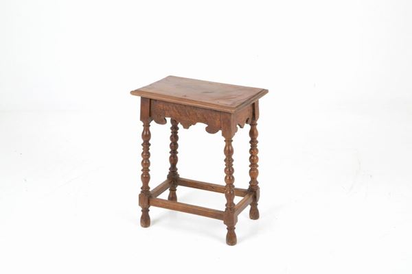 Sgabello in noce con gambe tornite. XVII secolo. Difetti. ...