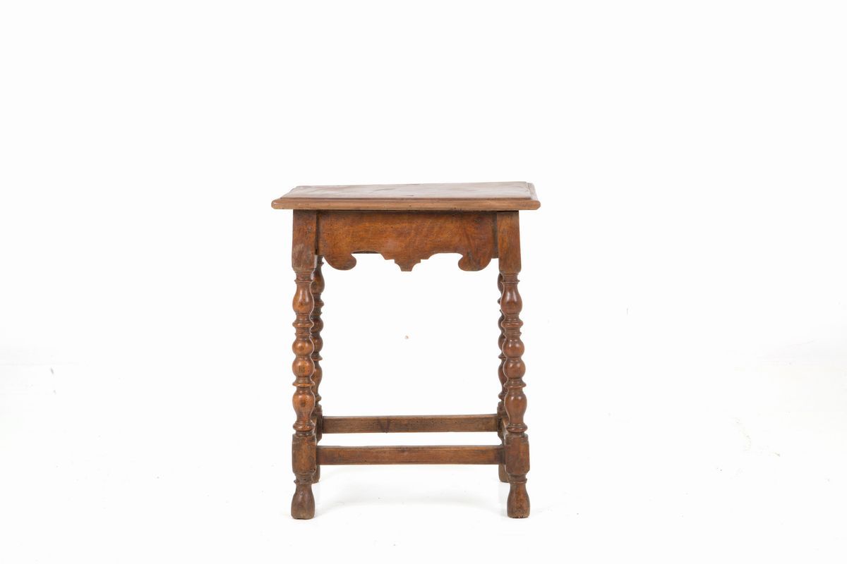 Sgabello in Noce con Gambe Tornite. XVII Secolo. Difetti. ...