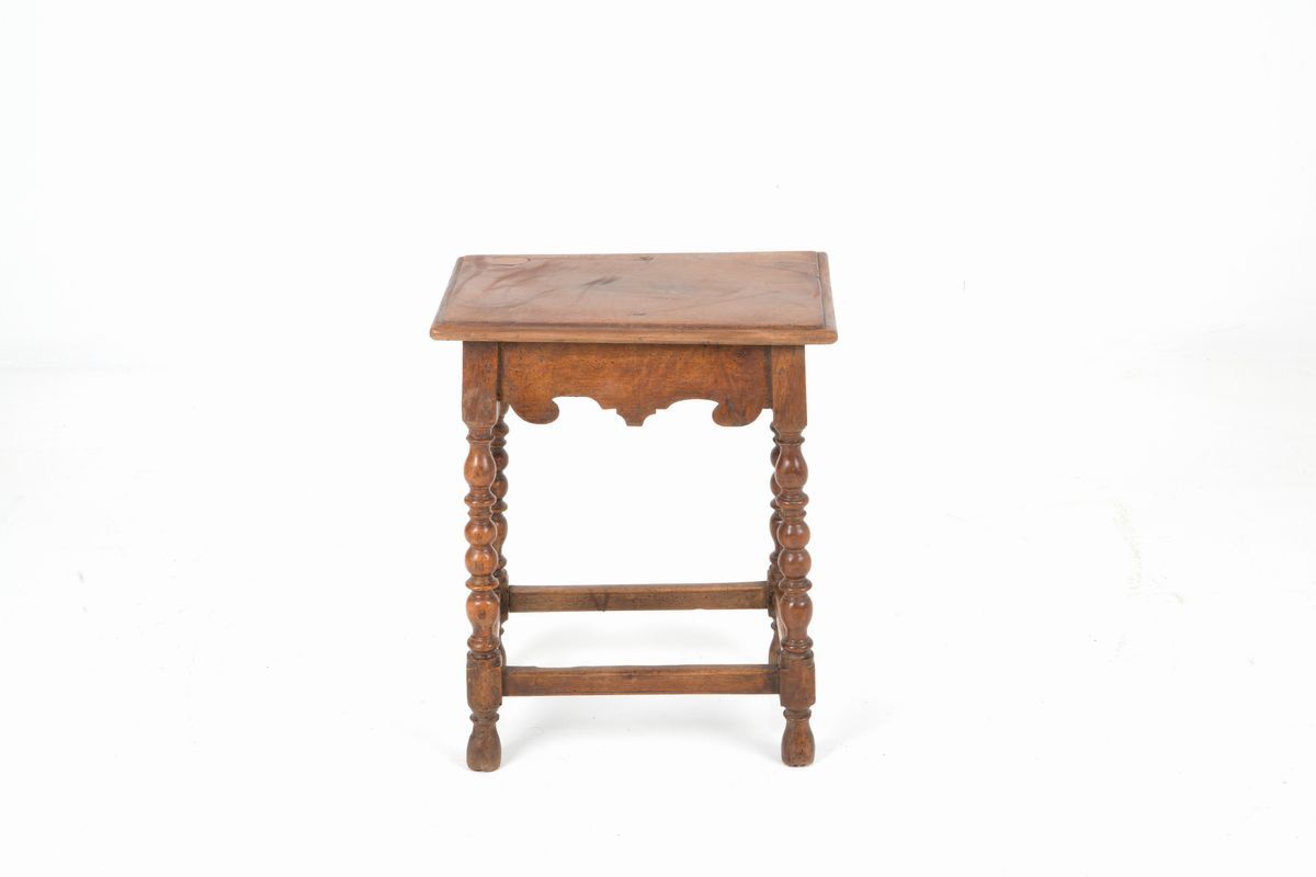 Sgabello in Noce con Gambe Tornite. XVII Secolo. Difetti. ...