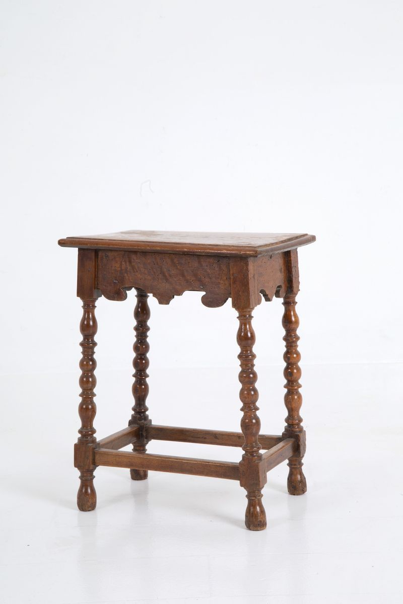 Sgabello in Noce con Gambe Tornite. XVII Secolo. Difetti. ...