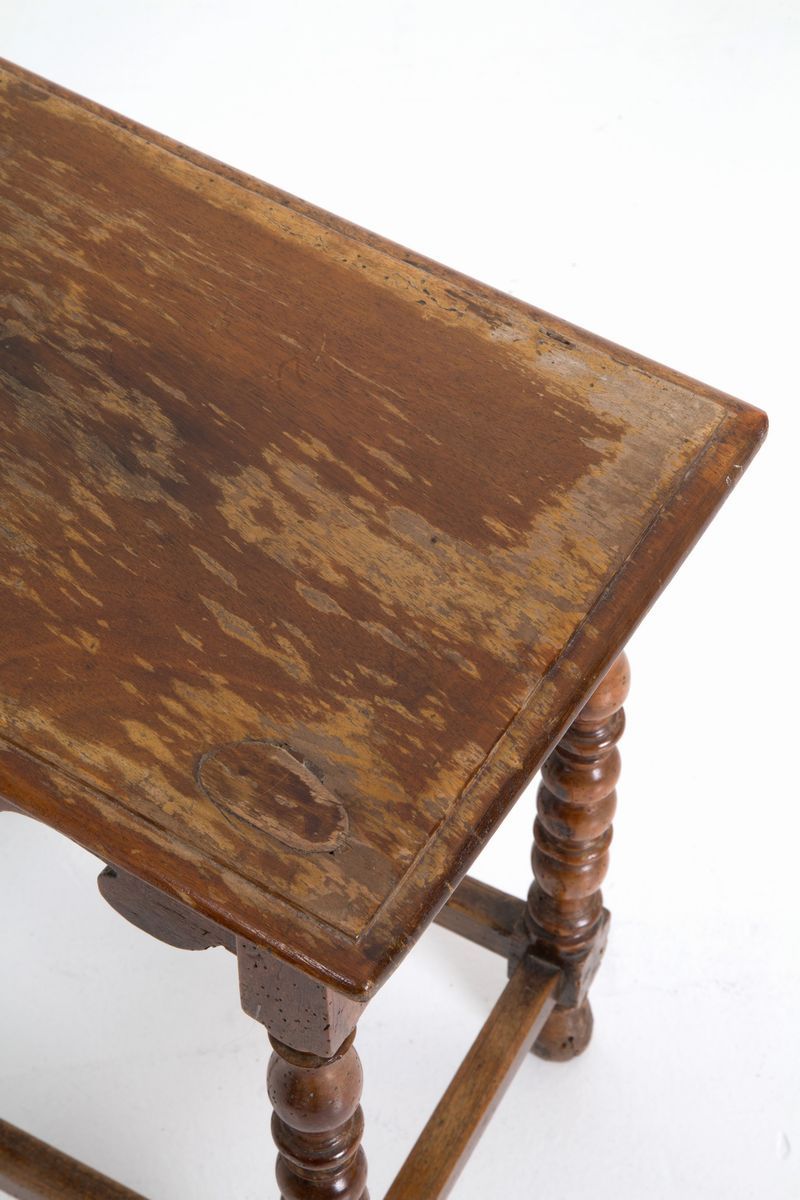 Sgabello in Noce con Gambe Tornite. XVII Secolo. Difetti. ...