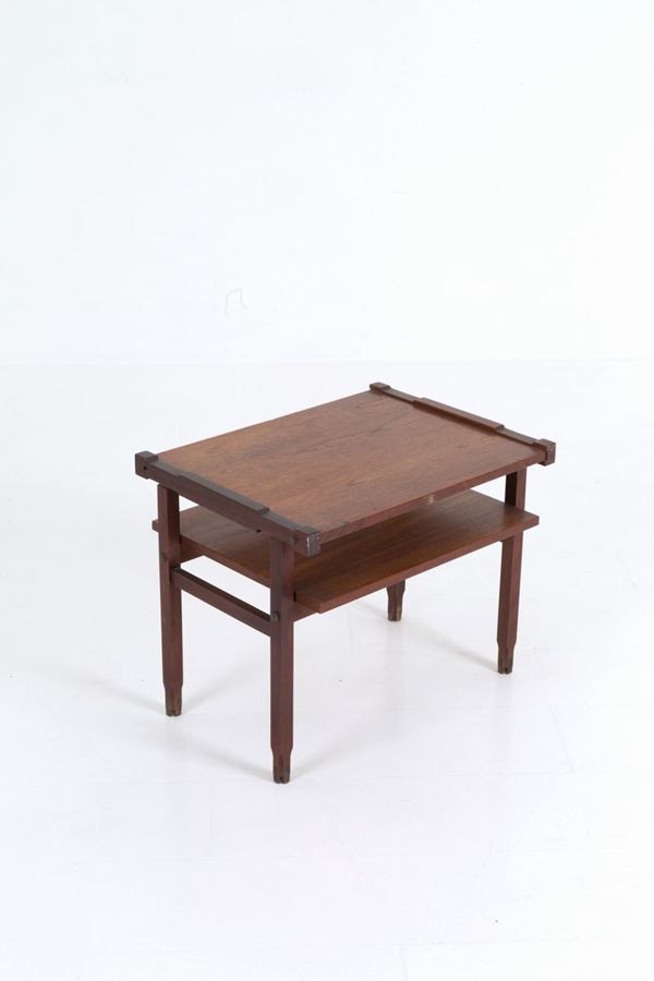 Tavolino in legno di noce con ripiano inferiore e finiture in metallo. Manifatt...