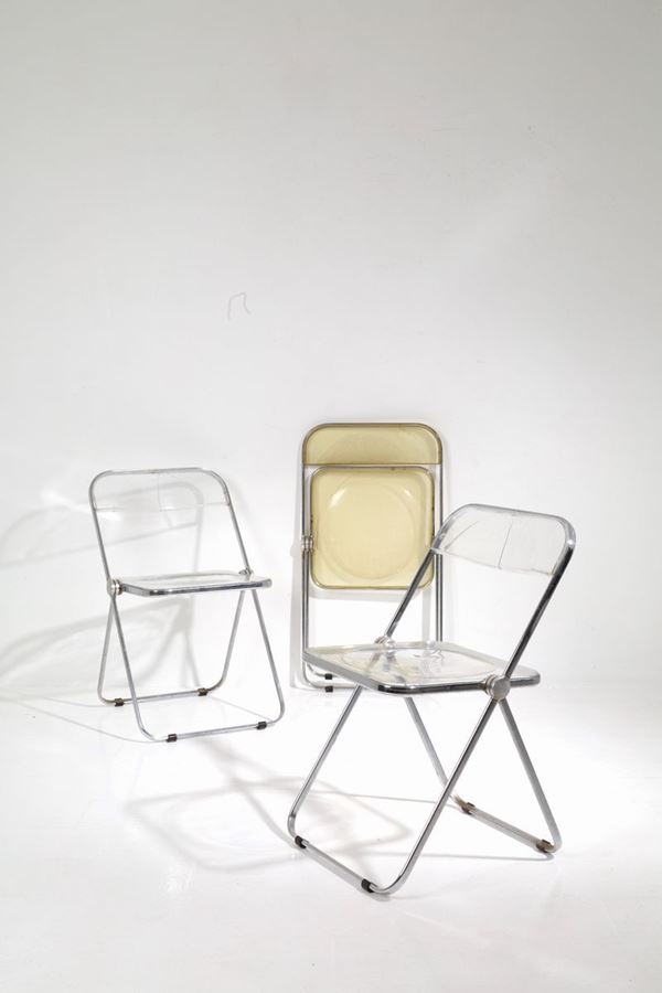 Tre sedie pieghevoli in metallo cromato e materiale plastico trasparente. Marca...