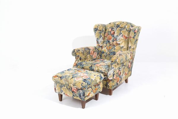 Poltrona BergÉre in legno e tessuto a motivo floreale con pouff. XX secolo.
Mi...