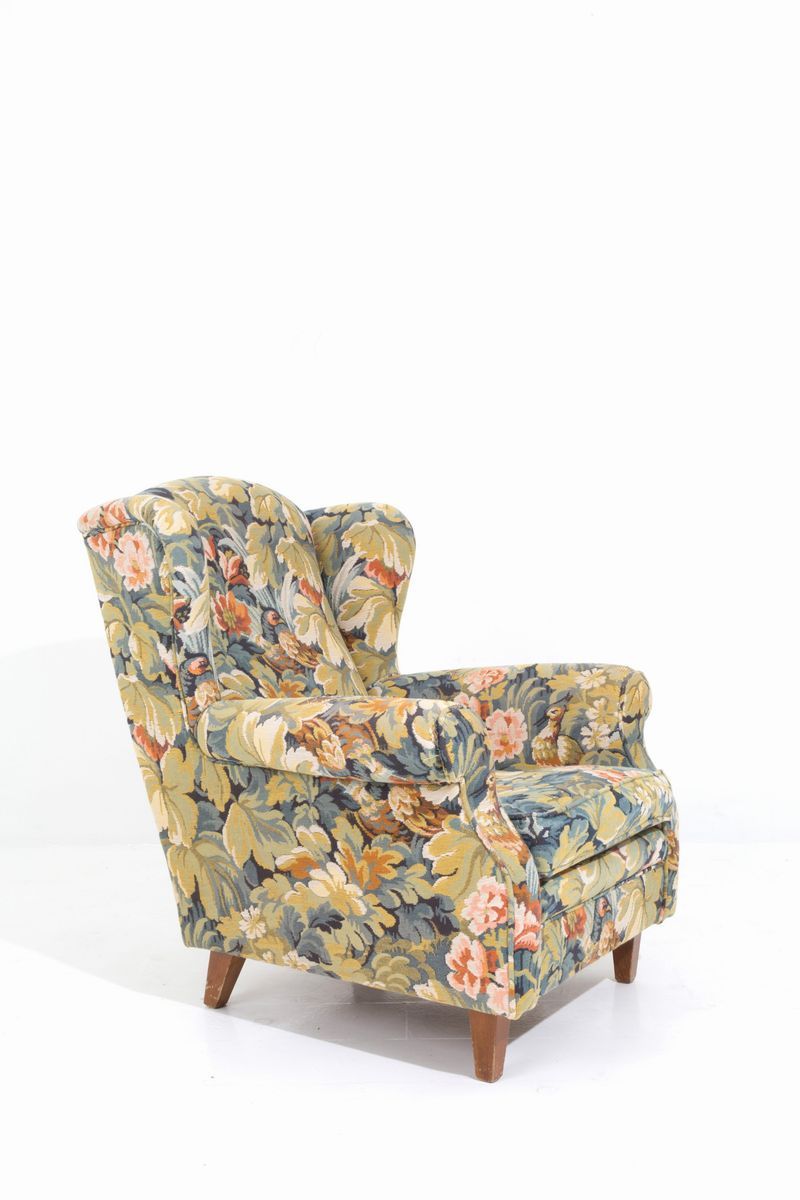 Poltrona Bergére in Legno e Tessuto a Motivo Floreale con Pouff. XX Secolo. Mi...