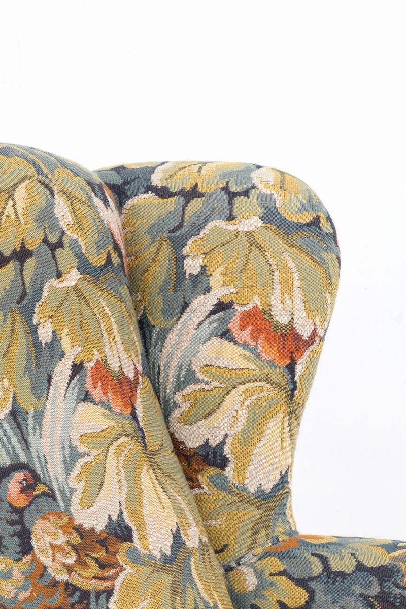 Poltrona Bergére in Legno e Tessuto a Motivo Floreale con Pouff. XX Secolo. Mi...