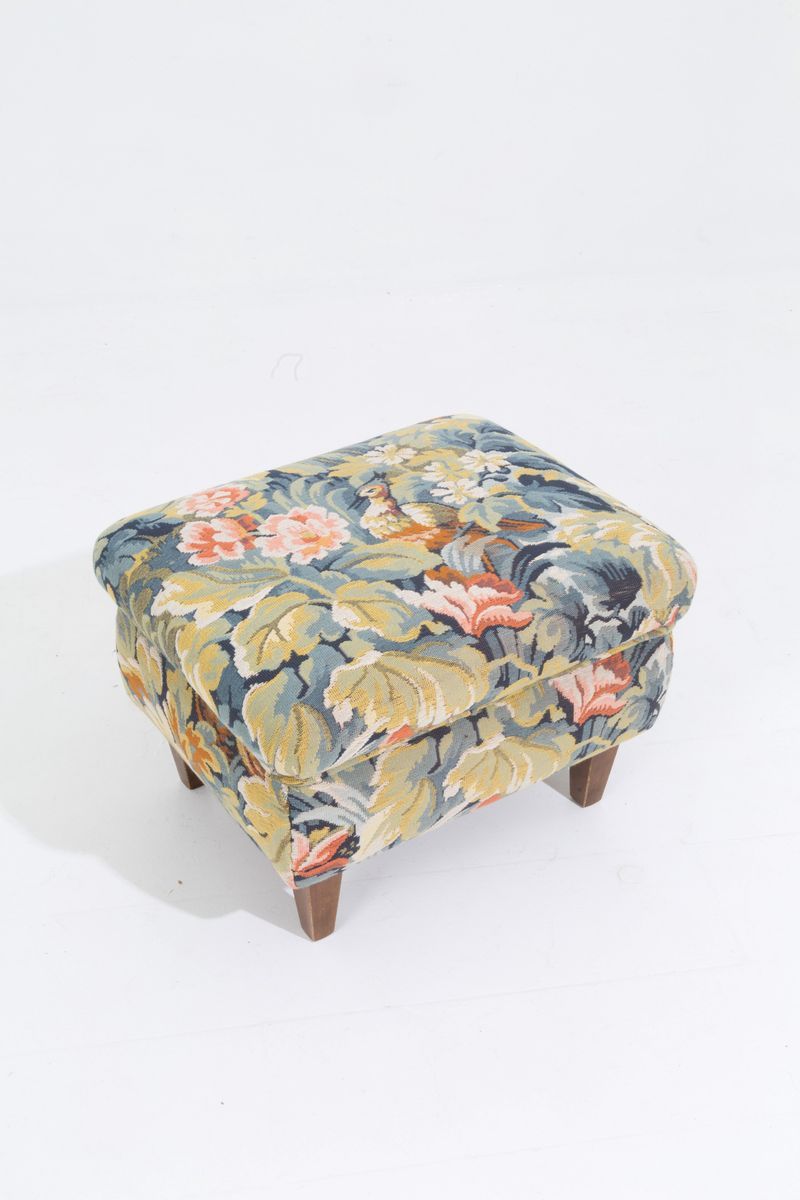 Poltrona Bergére in Legno e Tessuto a Motivo Floreale con Pouff. XX Secolo. Mi...