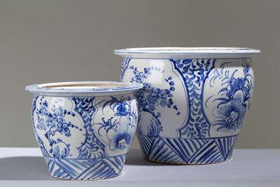 Due Cachepot in Ceramica Bianca e Blu Decorati a Motivo Floreale. XIX Secolo. ...