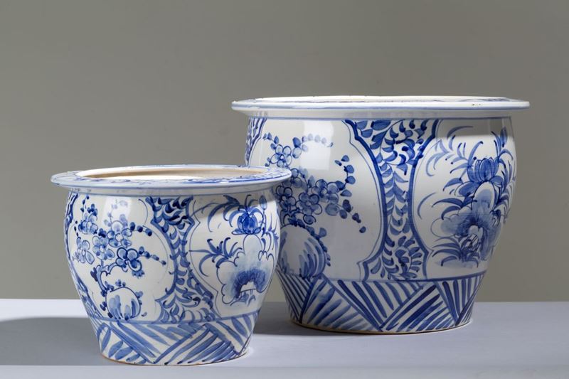 Due Cachepot in Ceramica Bianca e Blu Decorati a Motivo Floreale. XIX Secolo. ...