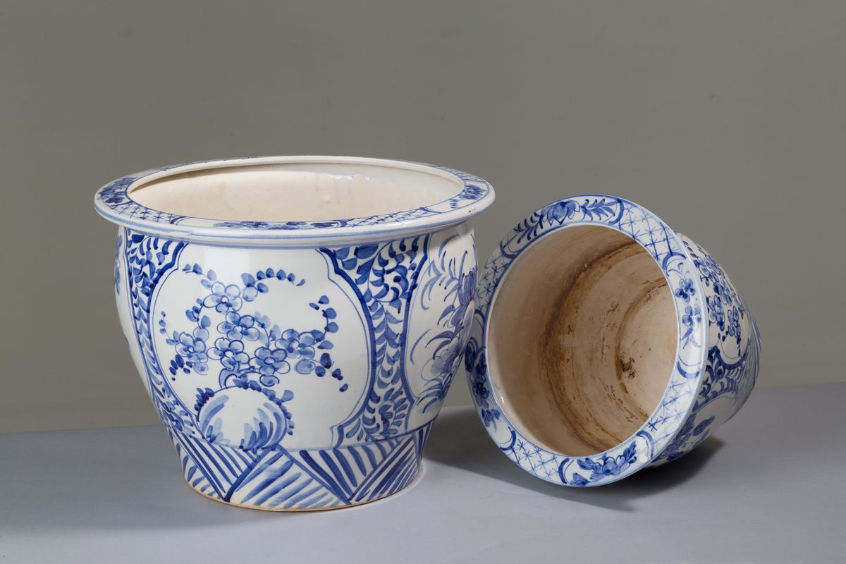 Due Cachepot in Ceramica Bianca e Blu Decorati a Motivo Floreale. XIX Secolo. ...