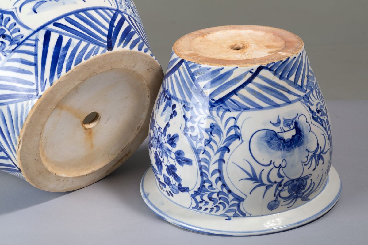 Due Cachepot in Ceramica Bianca e Blu Decorati a Motivo Floreale. XIX Secolo. ...