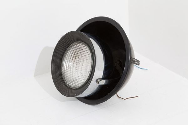 Lampada da incasso in metallo cromato a forma di semisfera.