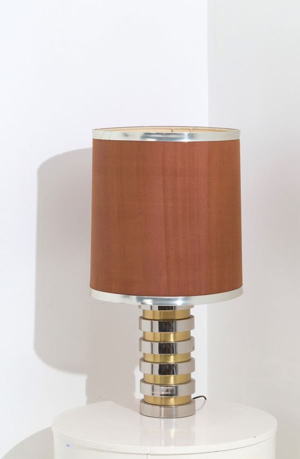 Lampada da tavolo in ottone e metallo cromato con paralume in stoffa marrone. M...