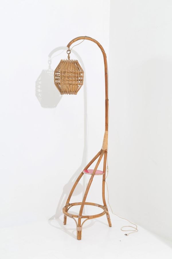 Lampada con tavolino in midollino. Manifattura italiana. Anni '50....